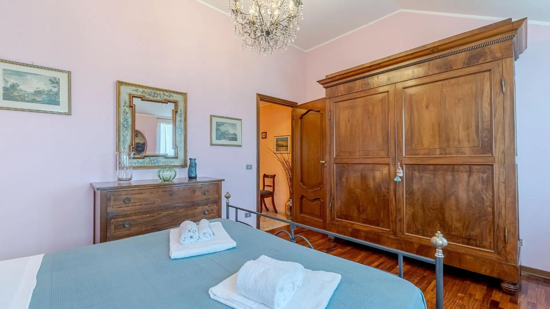Colle Degli Ometti Vintage Chic Flat Apartment Genoa Italy